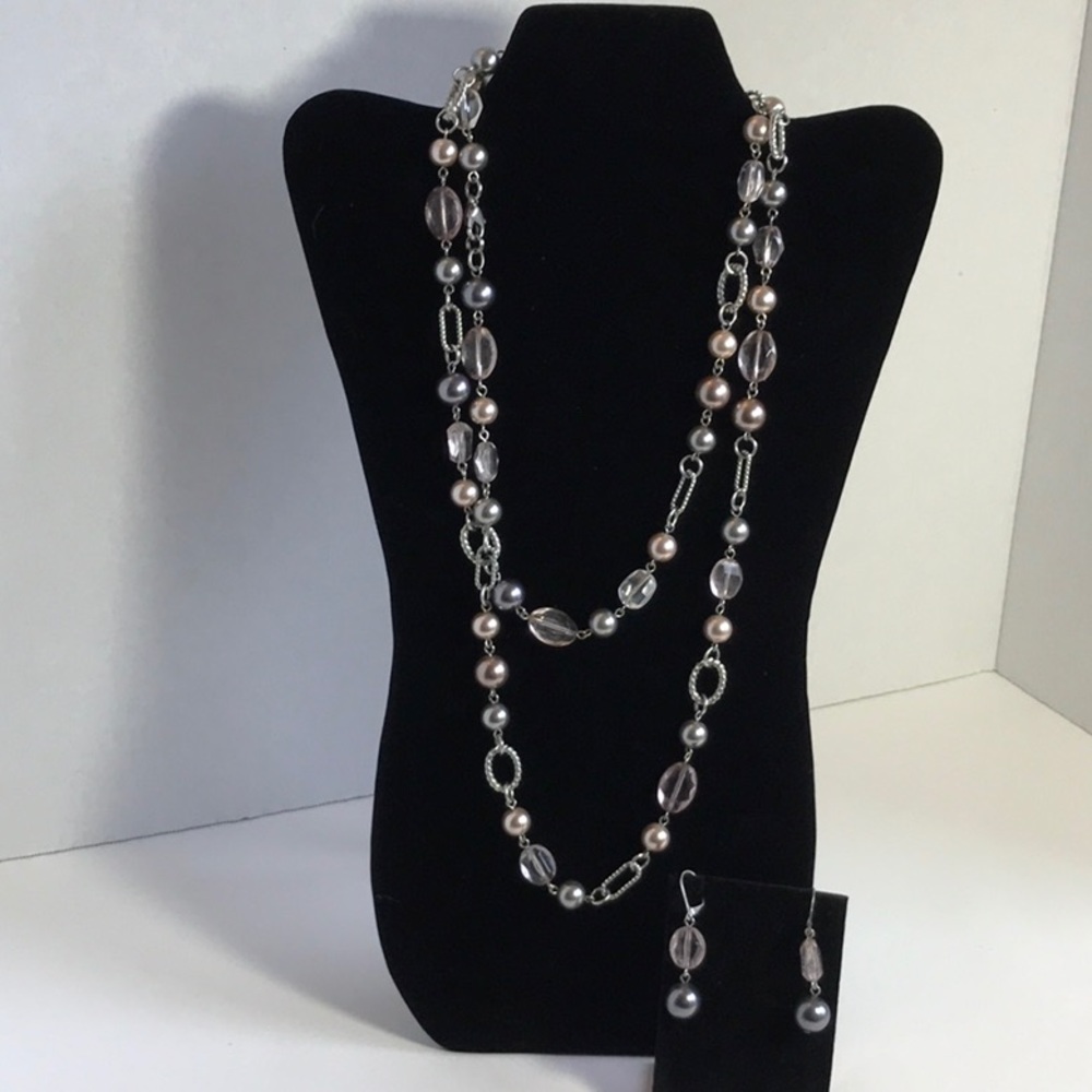 💚 3 for $20 💚 Necklace and earrings